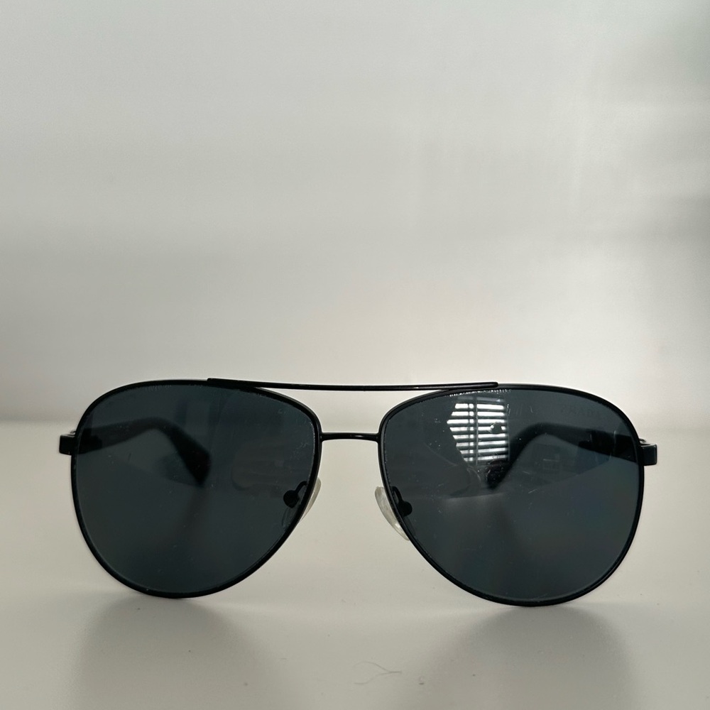 New PRADA SPS59L 7AX-1A1 59mm
Black Gray Aviator Sunglasses Italy
Rare Find